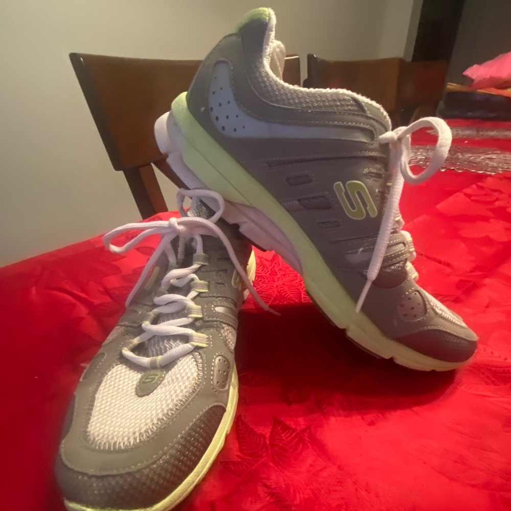 Skechers Tone Ups Fitness in Gray/Lime Green - Size 10